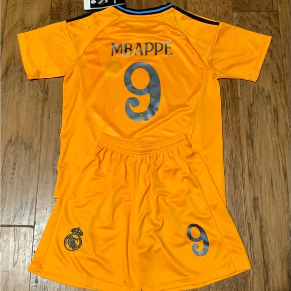 Kids Mbappe Orange Youth XL Jersey Real Madrid Soccer Kit - 2024-25 NWT Size 30 - Picture 6 of 7